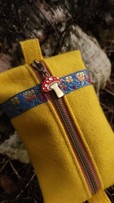 PNWBUSHCRAFT Vintage Yellow Wool Zipper Pouch with Mushroom